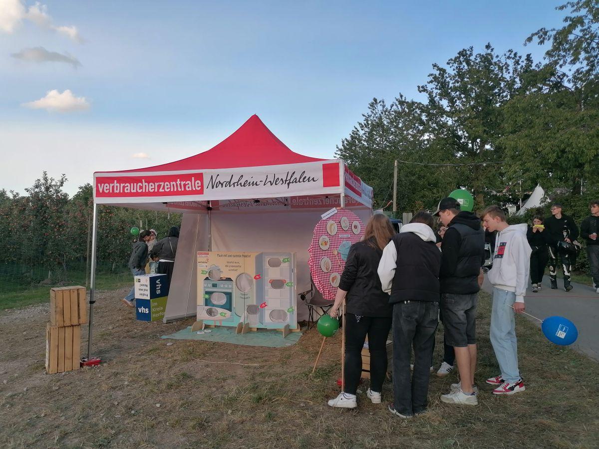 Personen stehen an Aktionsstand