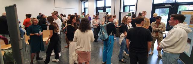 Foto: Gruppe von Menschen in einem Seminarraum