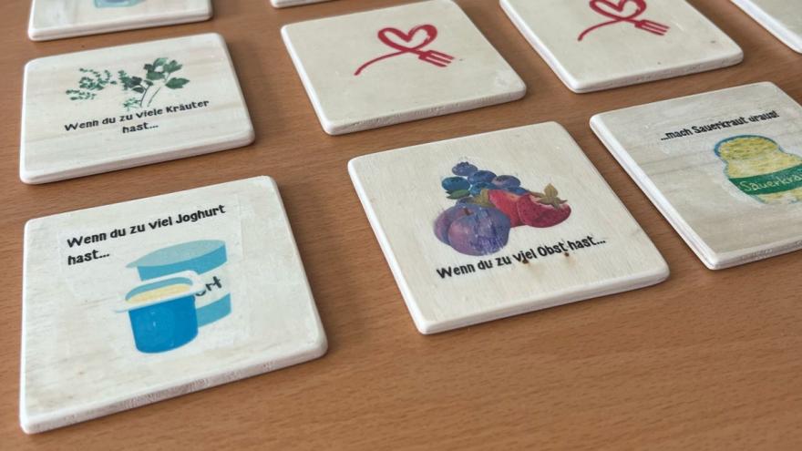 Holzplättchen beschriftet als Memo-Spiel