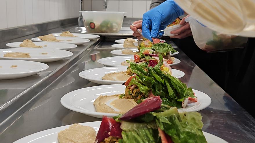 Ein Salat wird auf mehreren Tellern angerichtet